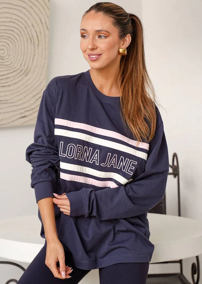 Wear Anywhere Wardrobe Essential
Effortless Relaxed Fit Silhouette
Elevated Embroidered Logo Design
Retro Sport Inspired Contrast Colour Blocked Panels
Classic Rib Crew Neckline and Cuffs
