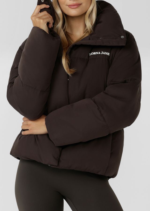 Athletic Fit with High Neckline to Keep You Warm
Cruelty-Free Plant-Based Sorona Filling (Warmer than Standard Poly-Fill)
Concealed Full Zip Closure with Press Stud Placket to Moderate Your Temperature
Fleece Lined Hand Pockets to Stash your Essentials
Concealed Toggles at Waist to Customi