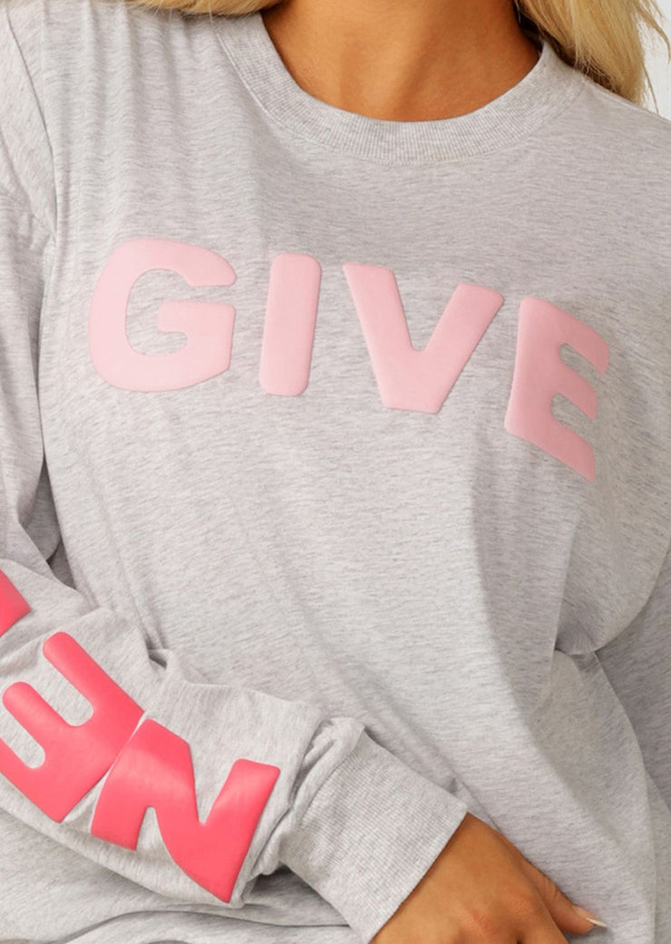 Meet your new versatile layering piece with the Never Give Up long sleeve relaxed fit tee. Crafted from lightweight and breathable cotton blend jersey, this oversized top features a limited edition inspirational puff print and is perfect for wearing back with your workout and weekend wardrobe.