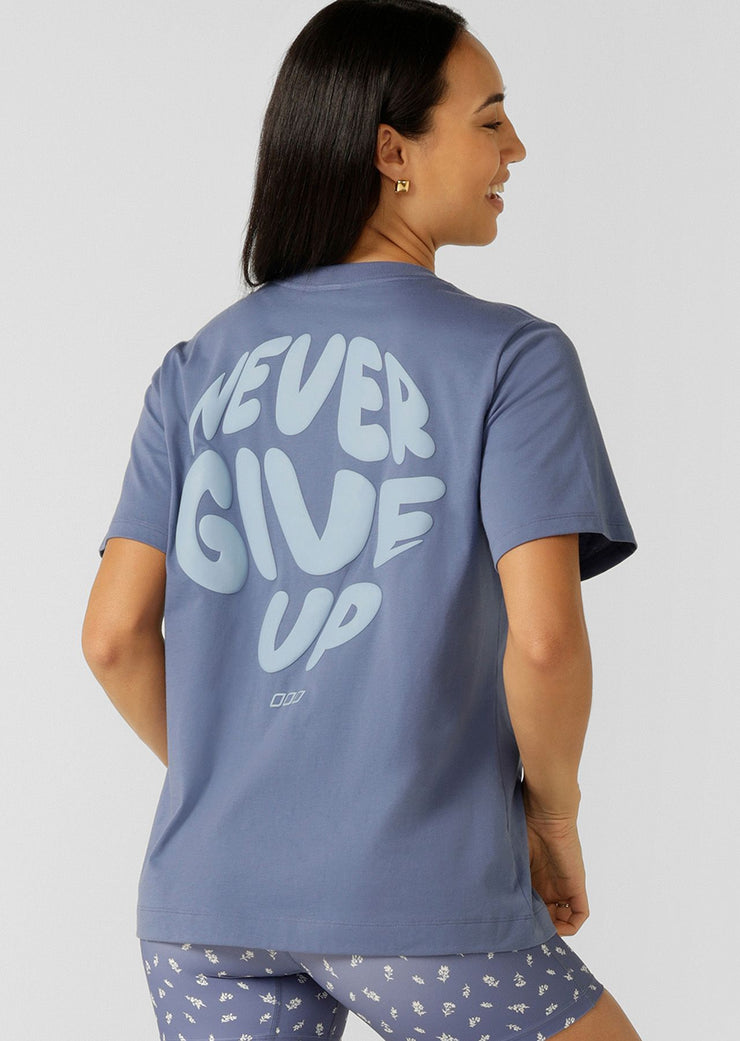 Upgrade your activewear look with the Never Give Up Relaxed Tee. Made from 100% Cotton, this versatile graphic tee is perfect for wearing over your activewear or back with your everyday leisure wardrobe.