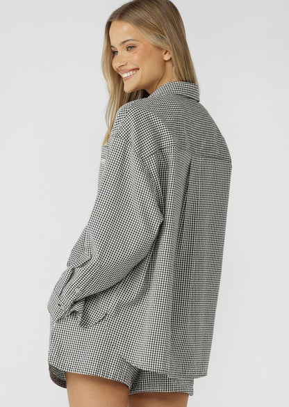 Must-Have Athleisure Styling Piece
Breathable Cotton Blend Seersucker Fabric in a classic Gingham Design
Effortless Long Line Silhouette with Curved Hem Detail
Patch Pocket to Stash your Essentials
Logo Embroidery