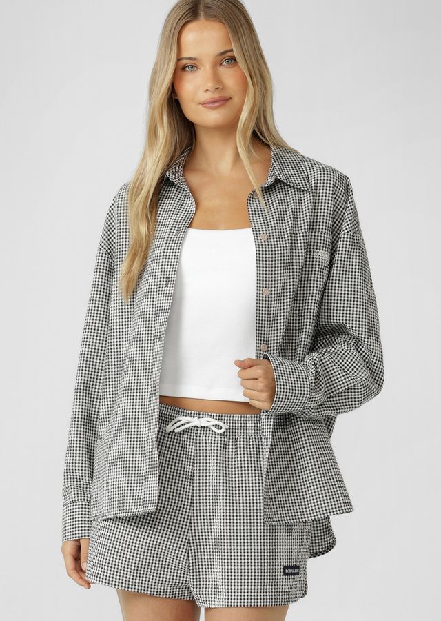 Must-Have Athleisure Styling Piece
Breathable Cotton Blend Seersucker Fabric in a classic Gingham Design
Effortless Long Line Silhouette with Curved Hem Detail
Patch Pocket to Stash your Essentials
Logo Embroidery