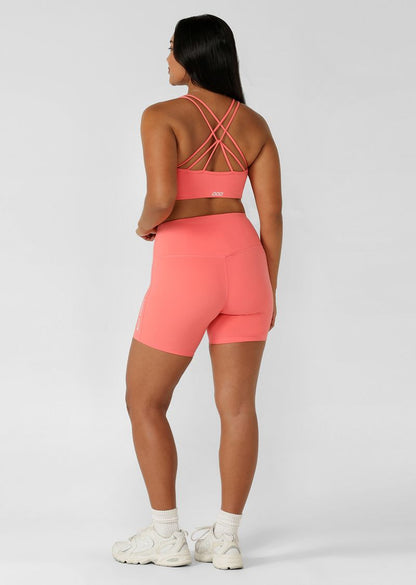 Wear Anywhere Classic Design
No Inside Leg Seam to Increase Comfort
Flattering High Rise Fit
Secret Back Pocket to Stash Your Phone