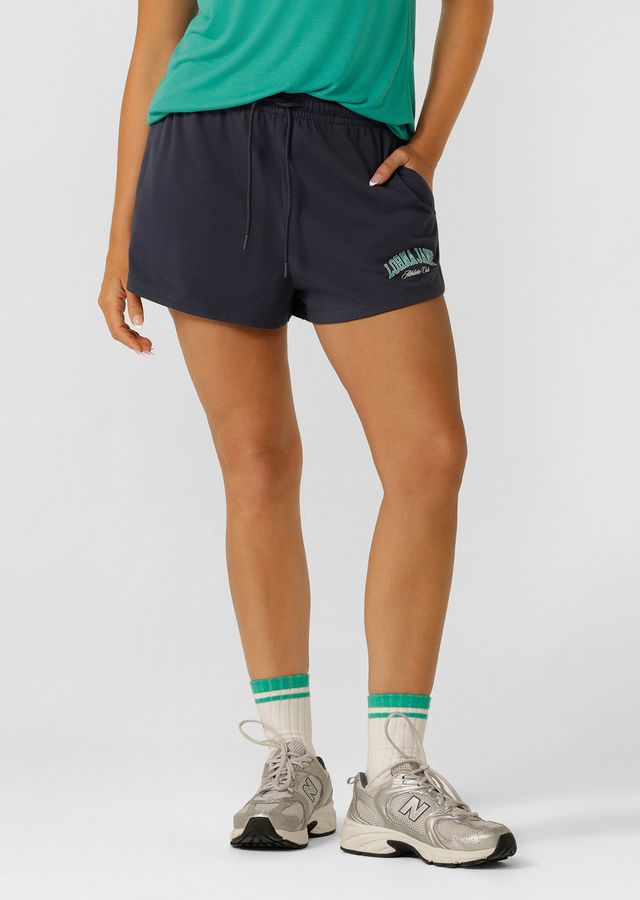 
Versatile Active Living Wardrobe Essential
Flattering Relaxed Fit Silhouette
Elastic Waistband with Drawcord Adjustability
Side Pockets to Stash Your Essentials
Sporty Logo Print