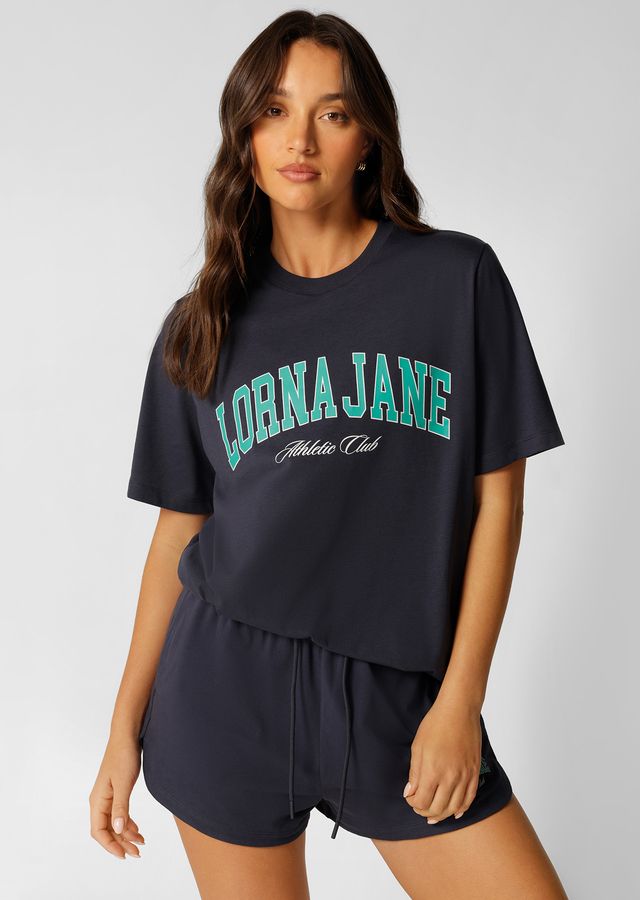 
Versatile Active Living Wardrobe Essential
Flattering Relaxed Fit Silhouette
Elastic Waistband with Drawcord Adjustability
Side Pockets to Stash Your Essentials
Sporty Logo Print