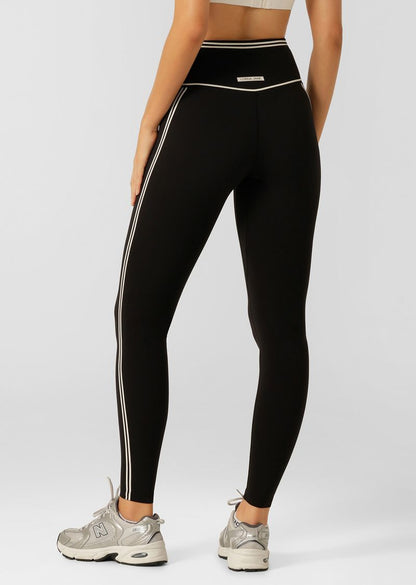 Flattering High Rise Fit
Sweat Wicking Nothing 2 See Here™ fabrication
Contrast taping for a Retro Sport look
Secret No Bounce Back Waist Pocket to Stash Your Essentials
LJ Rubber Logo Badge