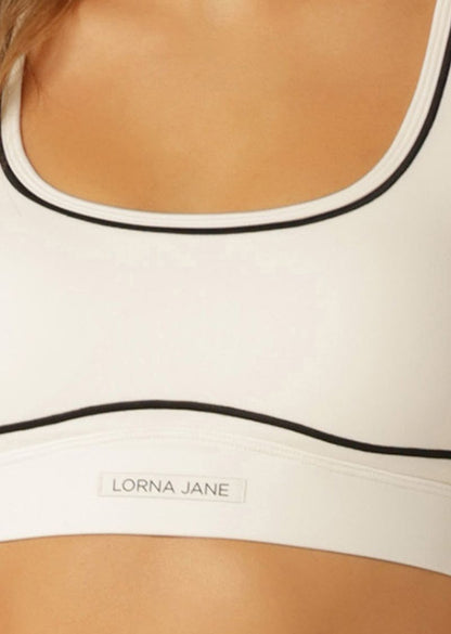 Compressive and Adjustable Hem Band for High Support
Keyhole Back Design for Added Ventilation
Curved Underbust and Contrast Taping for a Retro Sport Look
Racerback Silhouette Clears the Shoulder Blades
LJ Rubber Logo Badge