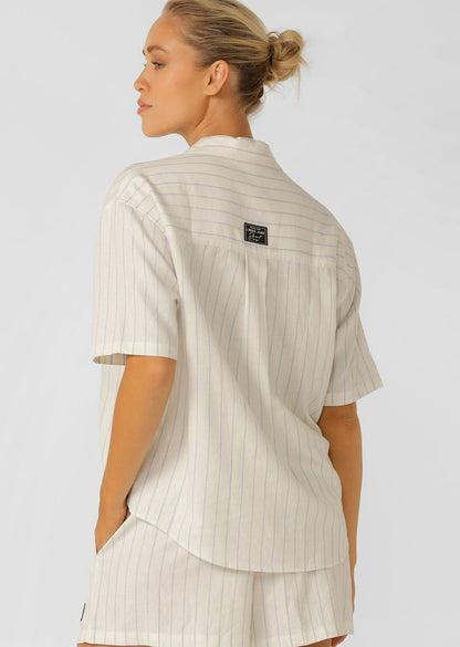 Lightweight and Versatile Relaxed Fit Layering Piece
Effortless Relaxed Fit Silhouette with Curved Hem
Limited Edition Stripe Design
Button Through Opening
Limited Edition Logo Patch