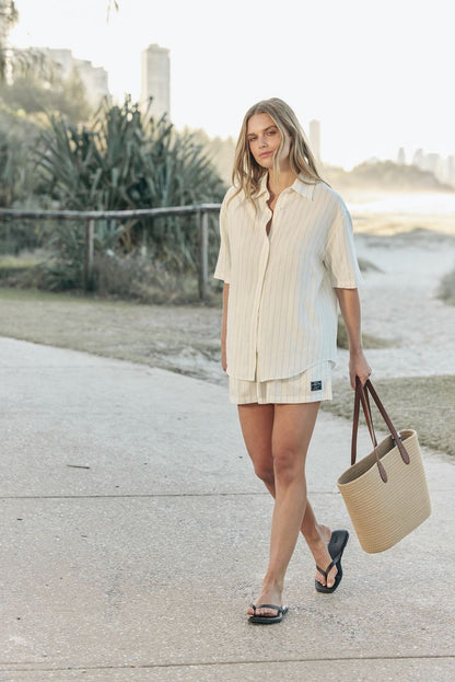 Lightweight and Versatile Relaxed Fit Layering Piece
Effortless Relaxed Fit Silhouette with Curved Hem
Limited Edition Stripe Design
Button Through Opening
Limited Edition Logo Patch