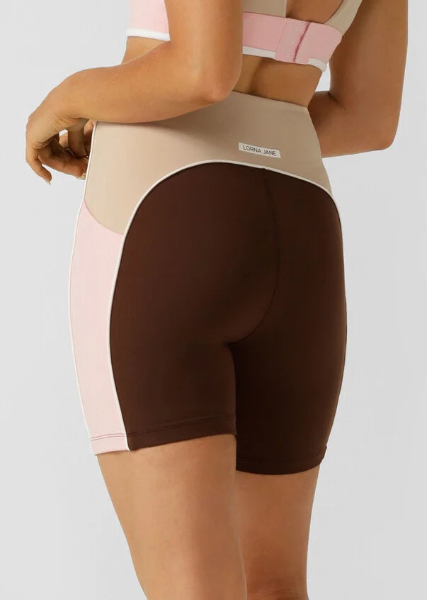 Enjoy unmatched coverage in these Nothing 2 See Here™ bike shorts, featuring Active Core Stability™ and Booty Support. Designed with no front seam for added comfort and side phone pockets to stash your essentials, youll be reaching for these shorts on repeat.