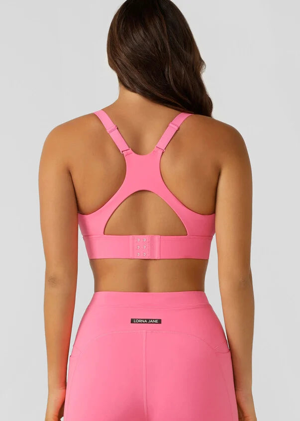 Upgrade your activewear collection with this must-have sports bra. This bra combines style with functionality to keep you feeling comfortable and confident during your workouts. 