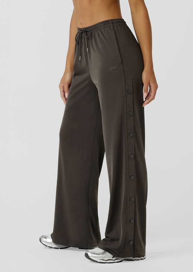 Flattering straight leg silhouette
Elastic Waistband with Drawcord Adjustability
Functional Snap Button Side Leg Closure
Side Pockets to Stash your Essentials
Iconic Embroidered logo