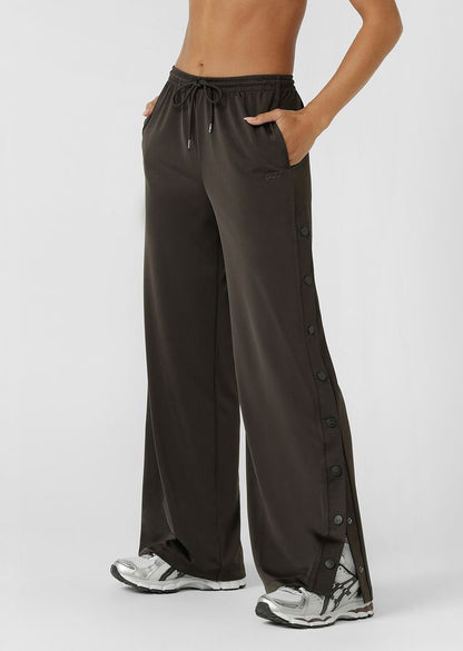 Flattering straight leg silhouette
Elastic Waistband with Drawcord Adjustability
Functional Snap Button Side Leg Closure
Side Pockets to Stash your Essentials
Iconic Embroidered logo