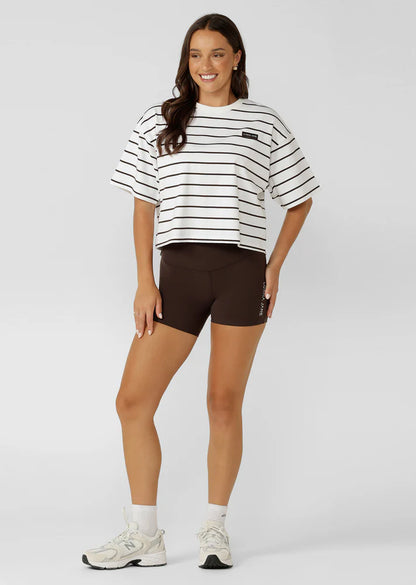 Wear Anywhere Wardrobe Essential
Cropped Oversize Fit
Premium Textured Cotton Slub Fabrication in a classic striped design
Classic Rib Contrast Crew Neckline
Limited Edition Logo Patch