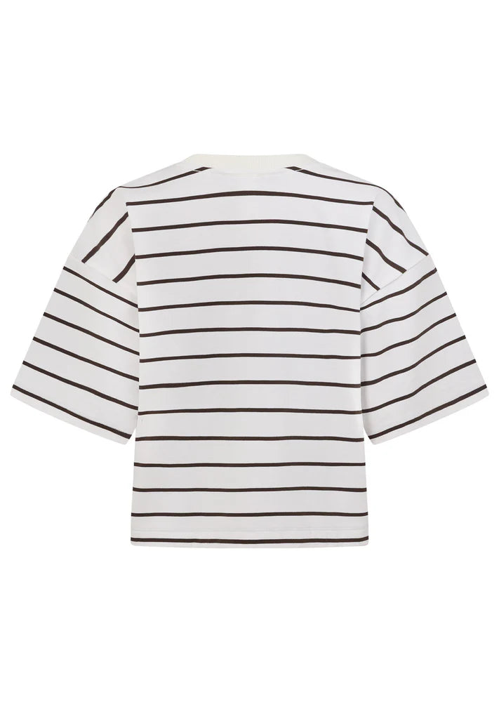 Wear Anywhere Wardrobe Essential
Cropped Oversize Fit
Premium Textured Cotton Slub Fabrication in a classic striped design
Classic Rib Contrast Crew Neckline
Limited Edition Logo Patch