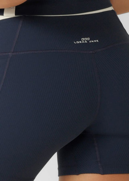 
Flattering High Rise Waistband with Stabilising Elastic 
Side Pockets to Stash your Essentials 
Contrast Panelling for a Retro-Sport Look
Heritage Logo Print
14CM Inseam