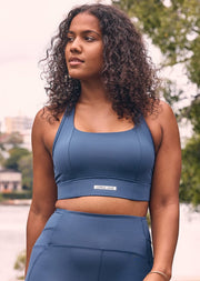Engineered for maximum support, the Speed Circuit Sports Bra features adjustable straps and underbust to ensure a personalised fit. The inner "No Bounce" power mesh lining helps to stabilise bust bounce, so you can move freely during the most intense workouts.