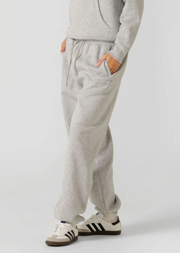 Spoil yourself with comfort in the Sports Club Fleece Sweatpants. Made from cosy brushed fleece fabric, this relaxed fit sweatpant features a soft elasticated waistband with drawcord adjustability, side pockets to stash your essentials and our limited edition embroidered logo. This will be your go-to leisure piece when the weather starts to cool down!