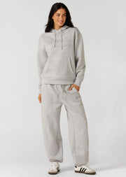 Spoil yourself with comfort in the Sports Club Fleece Sweatpants. Made from cosy brushed fleece fabric, this relaxed fit sweatpant features a soft elasticated waistband with drawcord adjustability, side pockets to stash your essentials and our limited edition embroidered logo. This will be your go-to leisure piece when the weather starts to cool down!