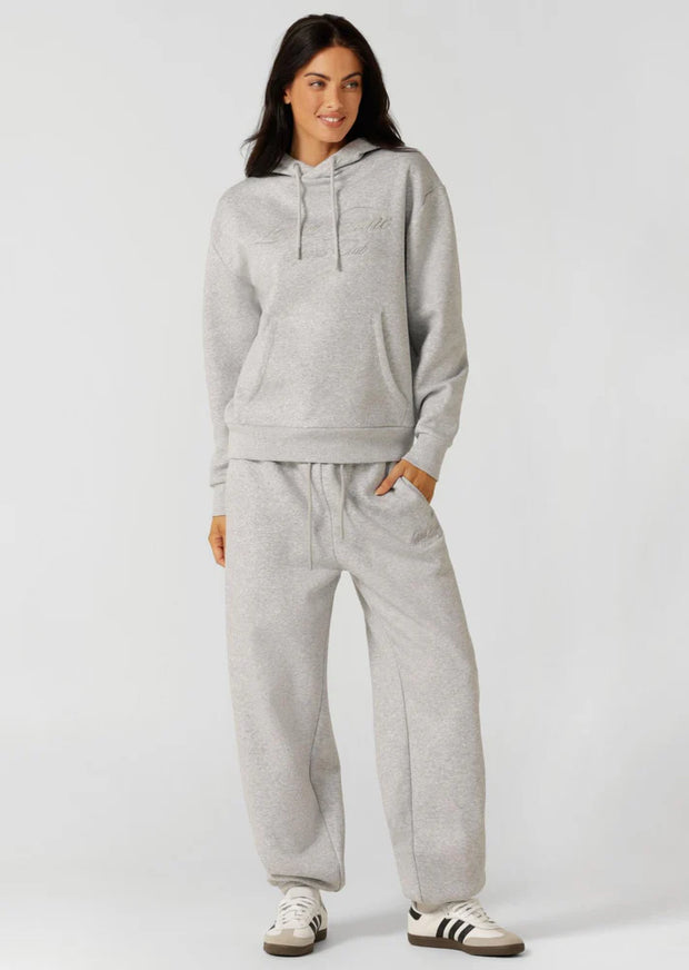 Spoil yourself with comfort in the Sports Club Fleece Sweatpants. Made from cosy brushed fleece fabric, this relaxed fit sweatpant features a soft elasticated waistband with drawcord adjustability, side pockets to stash your essentials and our limited edition embroidered logo. This will be your go-to leisure piece when the weather starts to cool down!
