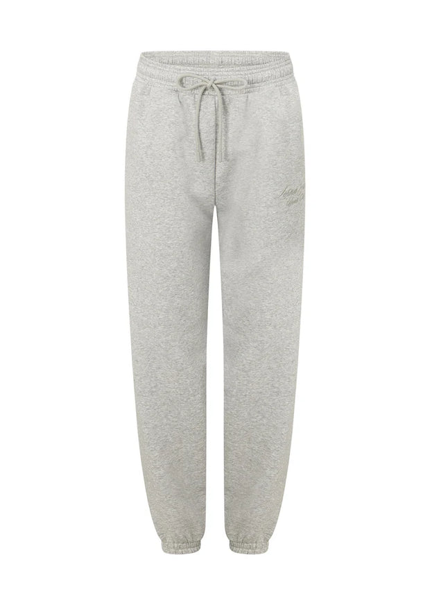 Spoil yourself with comfort in the Sports Club Fleece Sweatpants. Made from cosy brushed fleece fabric, this relaxed fit sweatpant features a soft elasticated waistband with drawcord adjustability, side pockets to stash your essentials and our limited edition embroidered logo. This will be your go-to leisure piece when the weather starts to cool down!