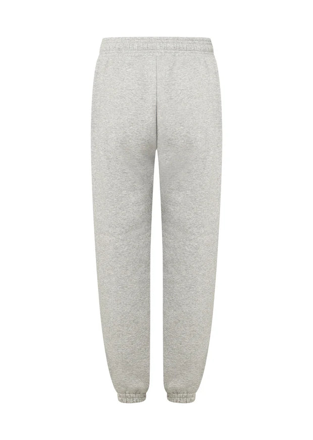 Spoil yourself with comfort in the Sports Club Fleece Sweatpants. Made from cosy brushed fleece fabric, this relaxed fit sweatpant features a soft elasticated waistband with drawcord adjustability, side pockets to stash your essentials and our limited edition embroidered logo. This will be your go-to leisure piece when the weather starts to cool down!