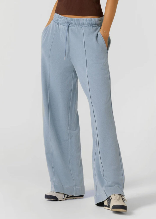 Level up your athleisure look in these vintage-inspired washed sweat pants. Made from our transseasonal cotton blend terry fabric, with elongating pin-tuck panelling down the leg, this style is designed to keep you warm without compromising on style. Complete with an elastic waistband with drawcord adjustability, hand pockets to stash your essentials and a one-of-a-kind garment wash, which is unique to every piece and gives just the right amount of vintage appeal. Style back with the Movement Washed Zip Thr