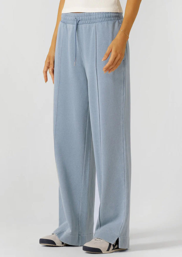 Level up your athleisure look in these vintage-inspired washed sweat pants. Made from our transseasonal cotton blend terry fabric, with elongating pin-tuck panelling down the leg, this style is designed to keep you warm without compromising on style. Complete with an elastic waistband with drawcord adjustability, hand pockets to stash your essentials and a one-of-a-kind garment wash, which is unique to every piece and gives just the right amount of vintage appeal. Style back with the Movement Washed Zip Thr