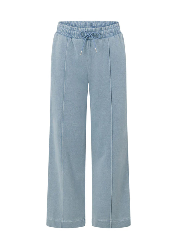 Level up your athleisure look in these vintage-inspired washed sweat pants. Made from our transseasonal cotton blend terry fabric, with elongating pin-tuck panelling down the leg, this style is designed to keep you warm without compromising on style. Complete with an elastic waistband with drawcord adjustability, hand pockets to stash your essentials and a one-of-a-kind garment wash, which is unique to every piece and gives just the right amount of vintage appeal. Style back with the Movement Washed Zip Thr