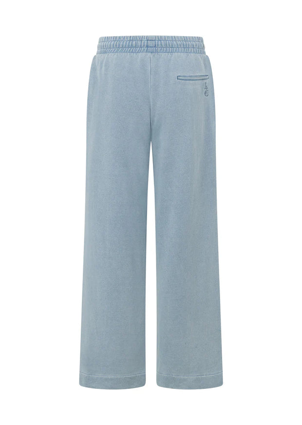 Level up your athleisure look in these vintage-inspired washed sweat pants. Made from our transseasonal cotton blend terry fabric, with elongating pin-tuck panelling down the leg, this style is designed to keep you warm without compromising on style. Complete with an elastic waistband with drawcord adjustability, hand pockets to stash your essentials and a one-of-a-kind garment wash, which is unique to every piece and gives just the right amount of vintage appeal. Style back with the Movement Washed Zip Thr