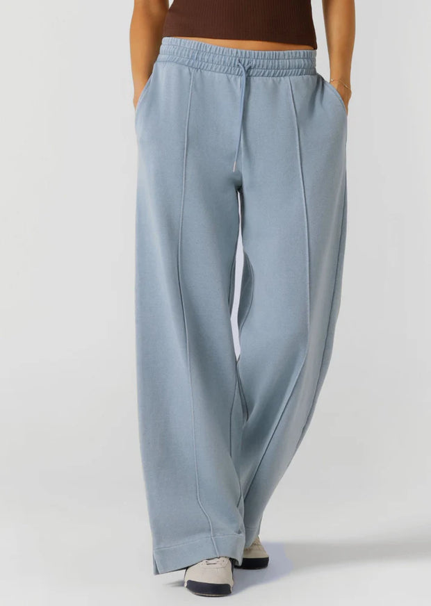 Level up your athleisure look in these vintage-inspired washed sweat pants. Made from our transseasonal cotton blend terry fabric, with elongating pin-tuck panelling down the leg, this style is designed to keep you warm without compromising on style. Complete with an elastic waistband with drawcord adjustability, hand pockets to stash your essentials and a one-of-a-kind garment wash, which is unique to every piece and gives just the right amount of vintage appeal. Style back with the Movement Washed Zip Thr