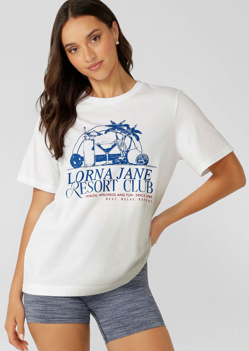 Versatile Active Living Essential
Relaxed Fit
Premium Soft Cotton Fabrication
Exclusive Vacation Inspired Logo Print
Classic Ribbed Crew Neckline