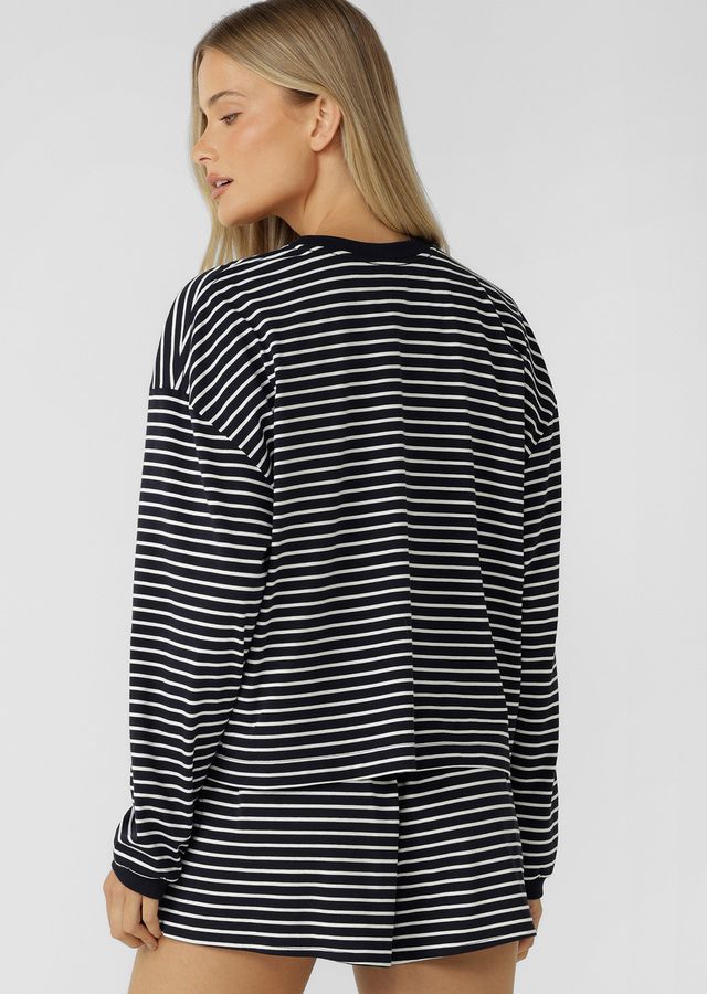 Versatile Lounge Essential
Elasticated Waistband with Drawcord Adjustability
Premium Cotton Fabrication In a Classic Stripe Design
Woven Logo Badge