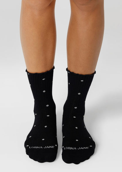 Breathable Cotton Blend
Iconic Non-Slip Design
Strategically Placed Cushioning for Added Comfort
Feminine Frill Edge and Polka Dot Design
Versatile Crew length