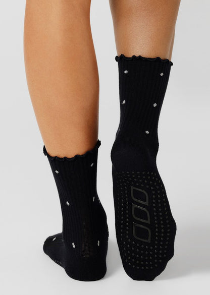 Breathable Cotton Blend
Iconic Non-Slip Design
Strategically Placed Cushioning for Added Comfort
Feminine Frill Edge and Polka Dot Design
Versatile Crew length