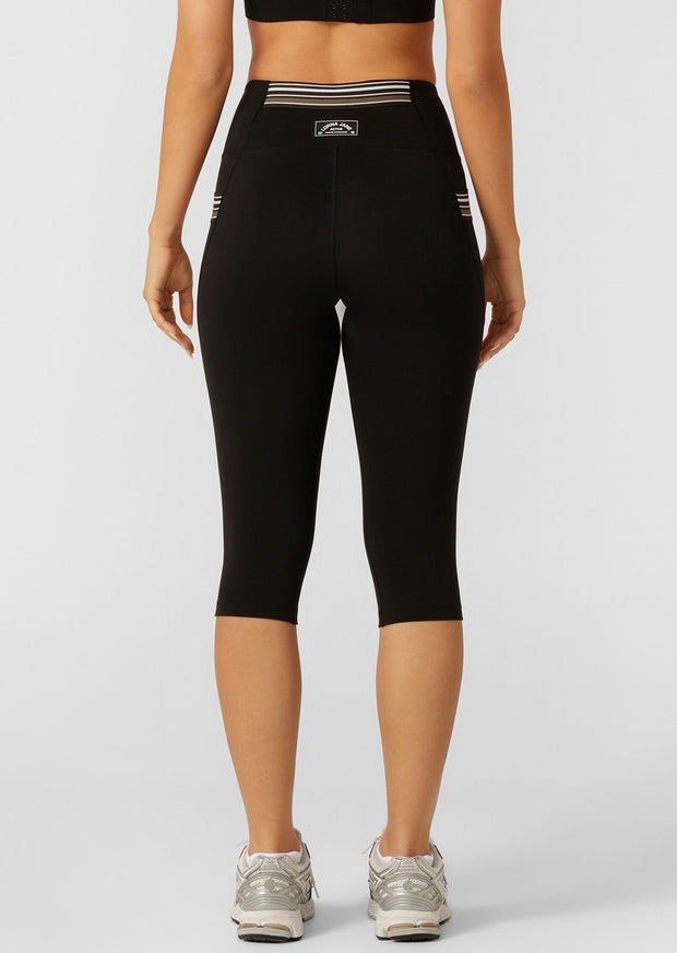 Level up your workout look in the Swift 3 Pocket 7/8 Leggings! Engineered with Active Core stability™ and a 3 pocket design to stash all your essentials, these flattering high rise leggings feature sporty striping that'll make you want to go faster, and are perfect for running, HIIT, and all your other favourite high intensity workouts.