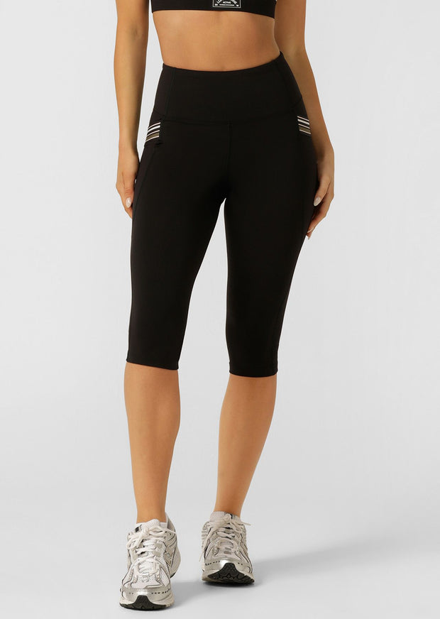 Level up your workout look in the Swift 3 Pocket 7/8 Leggings! Engineered with Active Core stability™ and a 3 pocket design to stash all your essentials, these flattering high rise leggings feature sporty striping that'll make you want to go faster, and are perfect for running, HIIT, and all your other favourite high intensity workouts.