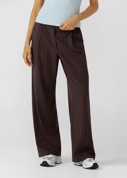 Elasticated Waistband with Hidden Drawcord Adjustability
Comfortable LJ Active Fabric in a Classic Pinstripe
Side Pockets to Stash your Essentials
Bonded Hem for a Technical & Streamlined Finish
Iconic Raised Rubber Logo