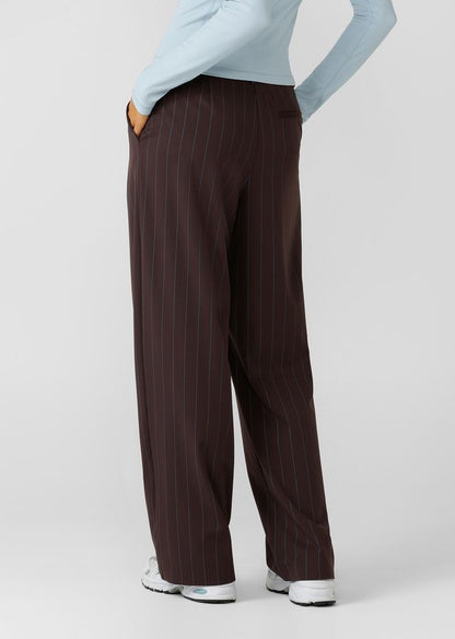 Elasticated Waistband with Hidden Drawcord Adjustability
Comfortable LJ Active Fabric in a Classic Pinstripe
Side Pockets to Stash your Essentials
Bonded Hem for a Technical & Streamlined Finish
Iconic Raised Rubber Logo