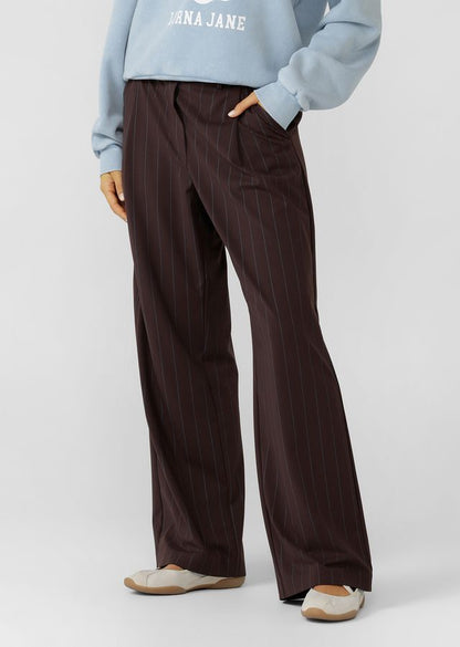 Elasticated Waistband with Hidden Drawcord Adjustability
Comfortable LJ Active Fabric in a Classic Pinstripe
Side Pockets to Stash your Essentials
Bonded Hem for a Technical & Streamlined Finish
Iconic Raised Rubber Logo