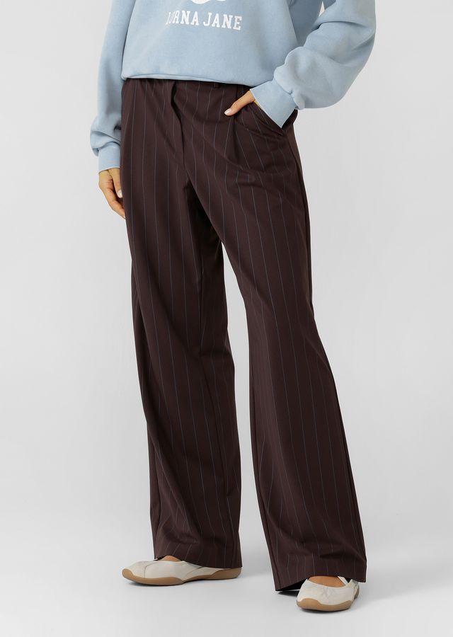 Elasticated Waistband with Hidden Drawcord Adjustability
Comfortable LJ Active Fabric in a Classic Pinstripe
Side Pockets to Stash your Essentials
Bonded Hem for a Technical & Streamlined Finish
Iconic Raised Rubber Logo
