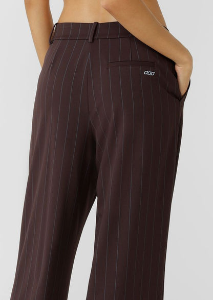 Elasticated Waistband with Hidden Drawcord Adjustability
Comfortable LJ Active Fabric in a Classic Pinstripe
Side Pockets to Stash your Essentials
Bonded Hem for a Technical & Streamlined Finish
Iconic Raised Rubber Logo
