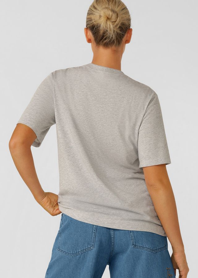 Wear Anywhere Wardrobe Essential
Effortless Relaxed Fit Silhouette
Elevated Sporty Textured  Logo Design
Lightweight Cotton Blend Fabrication
Classic Rib Crew Neckline 