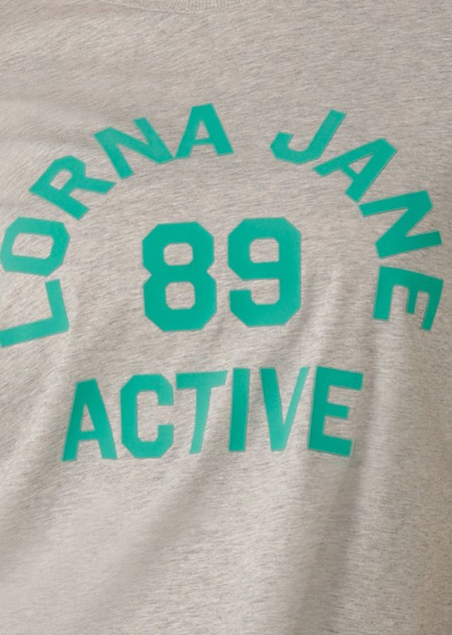 Wear Anywhere Wardrobe Essential
Effortless Relaxed Fit Silhouette
Elevated Sporty Textured  Logo Design
Lightweight Cotton Blend Fabrication
Classic Rib Crew Neckline 