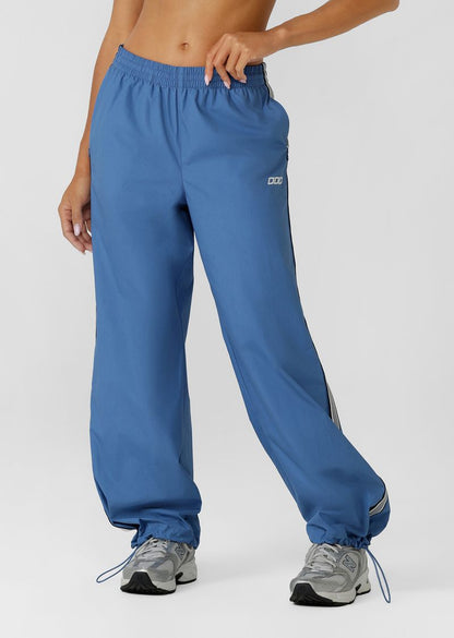 Elasticated Waistband with Hidden Drawcord Adjustability
Vintage Inspired Wide Leg Silhouette
Side Pockets to Stash your Essentials
Retro Sport Inspired Contrast Side Taping
Wear it your Way - Hidden Elasticated Toggles for an Adjustable Hem