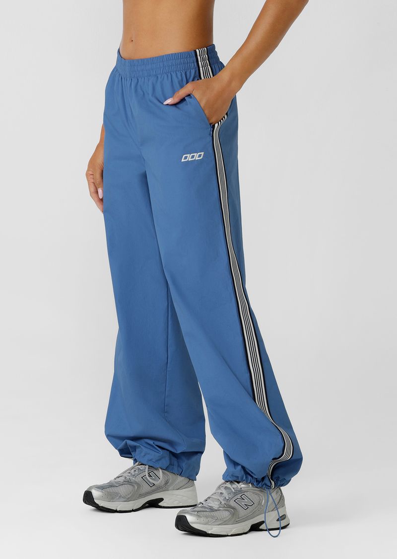 Elasticated Waistband with Hidden Drawcord Adjustability
Vintage Inspired Wide Leg Silhouette
Side Pockets to Stash your Essentials
Retro Sport Inspired Contrast Side Taping
Wear it your Way - Hidden Elasticated Toggles for an Adjustable Hem