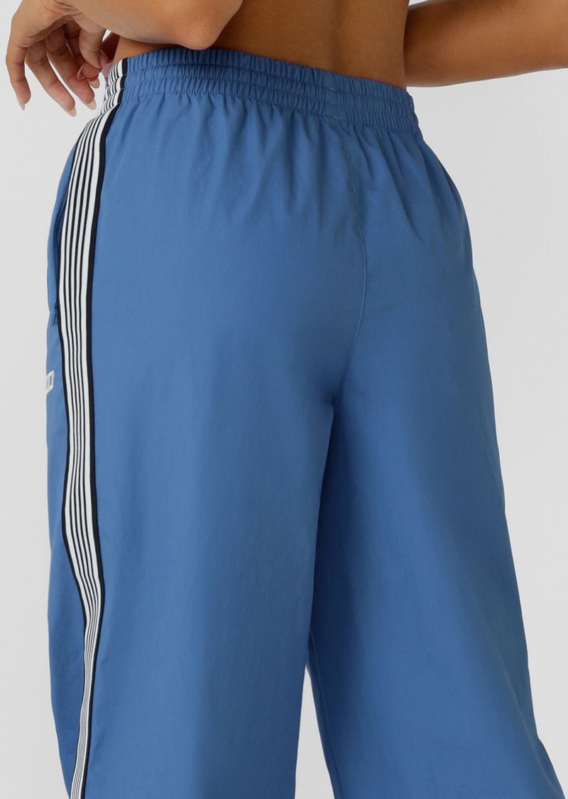 Elasticated Waistband with Hidden Drawcord Adjustability
Vintage Inspired Wide Leg Silhouette
Side Pockets to Stash your Essentials
Retro Sport Inspired Contrast Side Taping
Wear it your Way - Hidden Elasticated Toggles for an Adjustable Hem