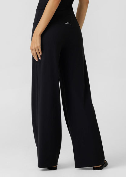 Versatile Wear Anywhere Active Living Essential
Flattering Mid Rise Waistband with Stabilising Back Elastic for No Dig Comfort without Compromising on Support
Form Flattering Wide Leg Silhouette
Active Rib fabrication with a Soft Brushed Inner to Keep you Cosy All Winter Long
Secret Back Pocket to Stash your Essentials