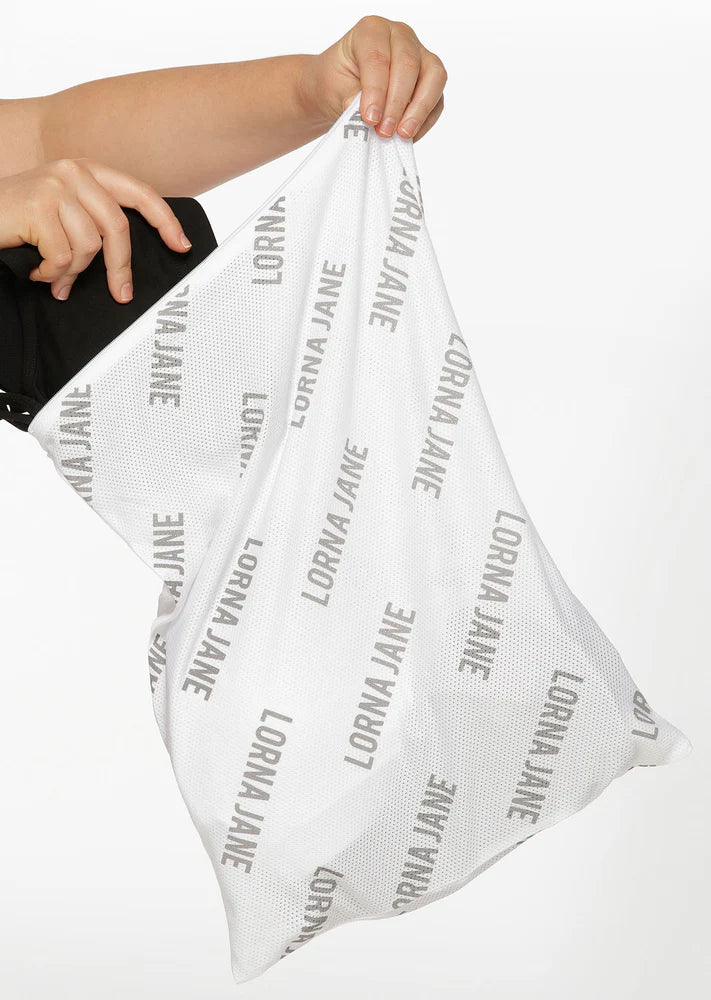 Take care of your high-performance garments with the Lorna Jane Wash Bag. Perfect for machine washing your leggings, sports bras and those special Lorna Jane pieces that need some extra love and care