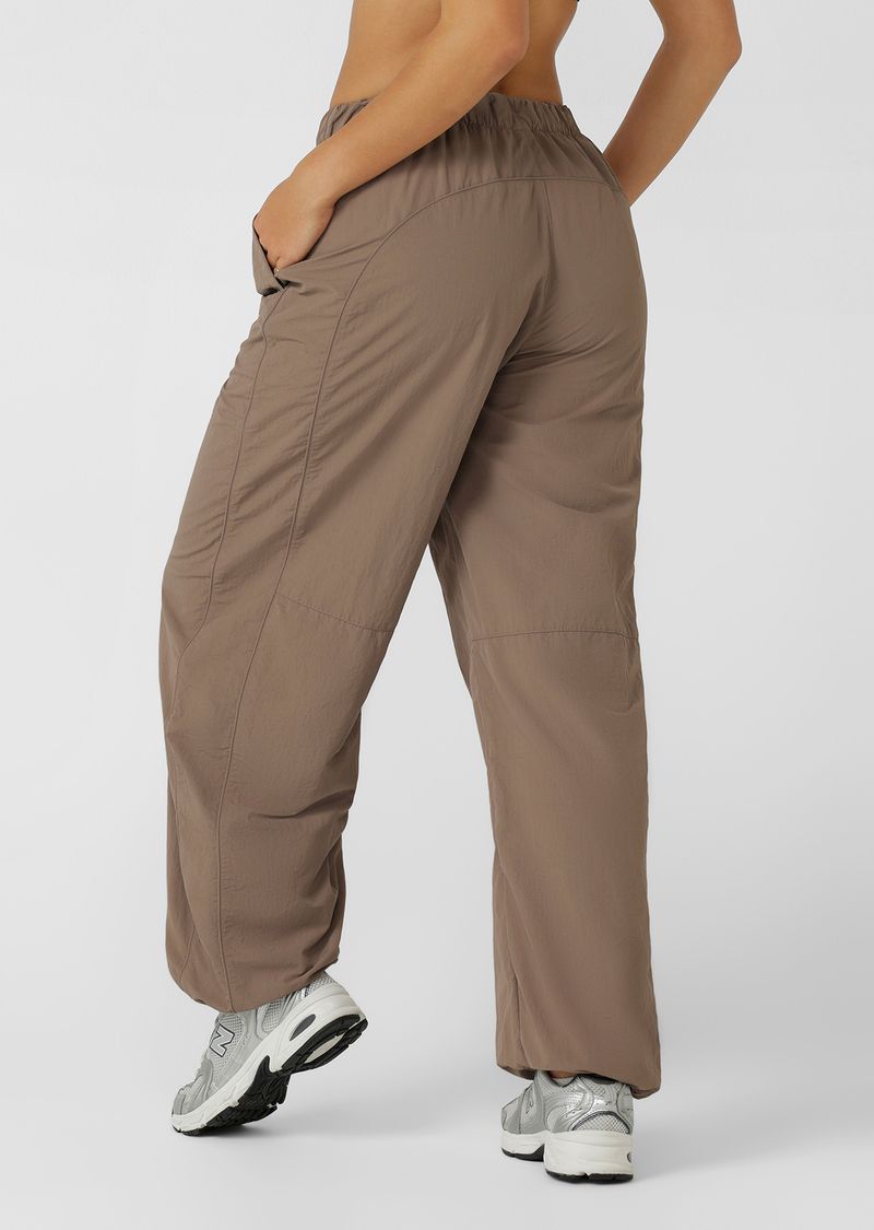 Elasticated Waistband with Secure Bungee Drawcord
Athletic Straight Leg Silhouette
Elevated Sporty Piping and Panel Linesto Flatter your Form
Hand Pockets to Stash Your Essentials
Iconic Logo